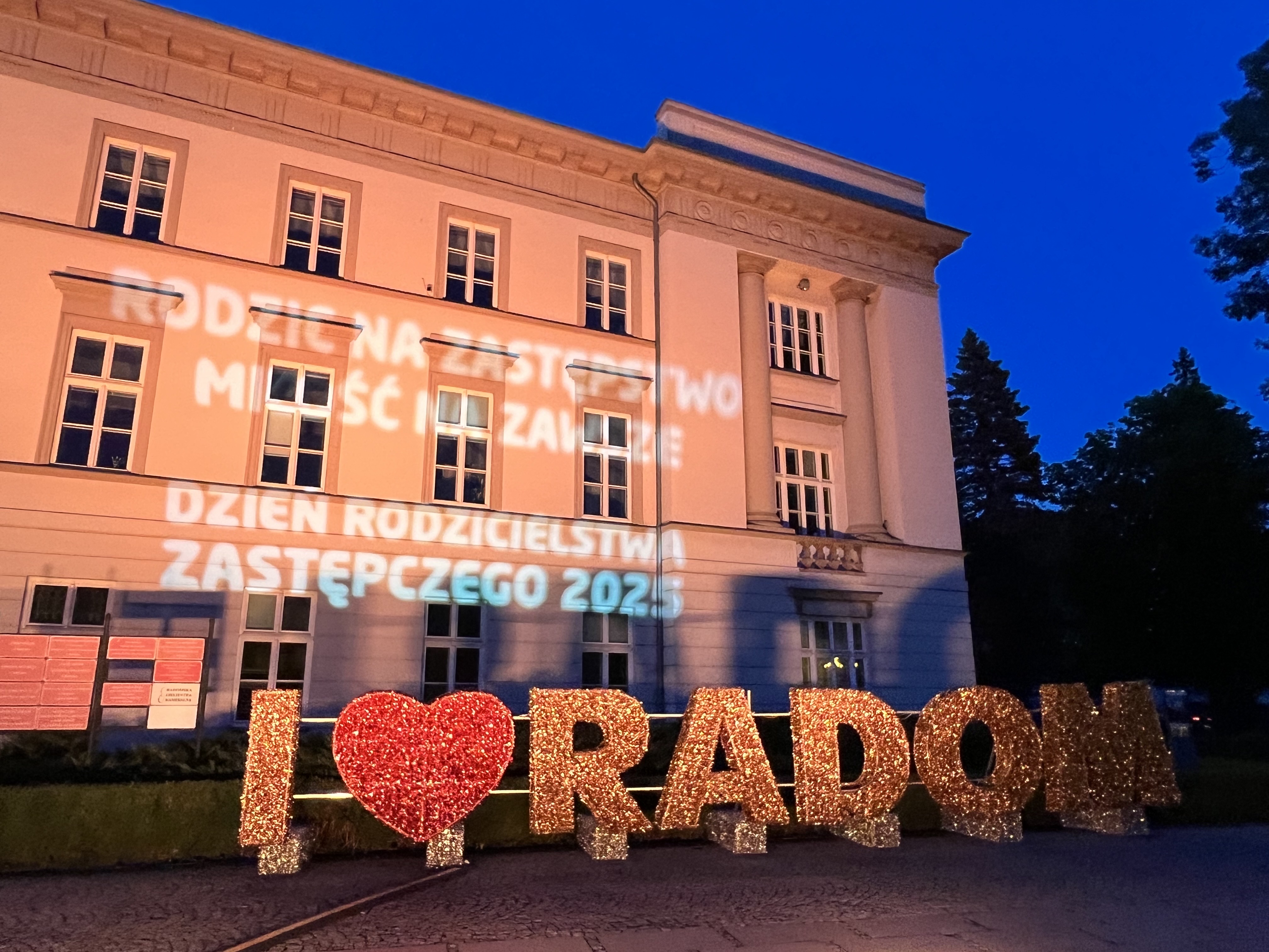 Zdjęcie przedstawia projekcję na&nbsp;Urzędzie Miasta Radom z&nbsp;okazji Dnia Rodzicielstwa Zastępczego 2025