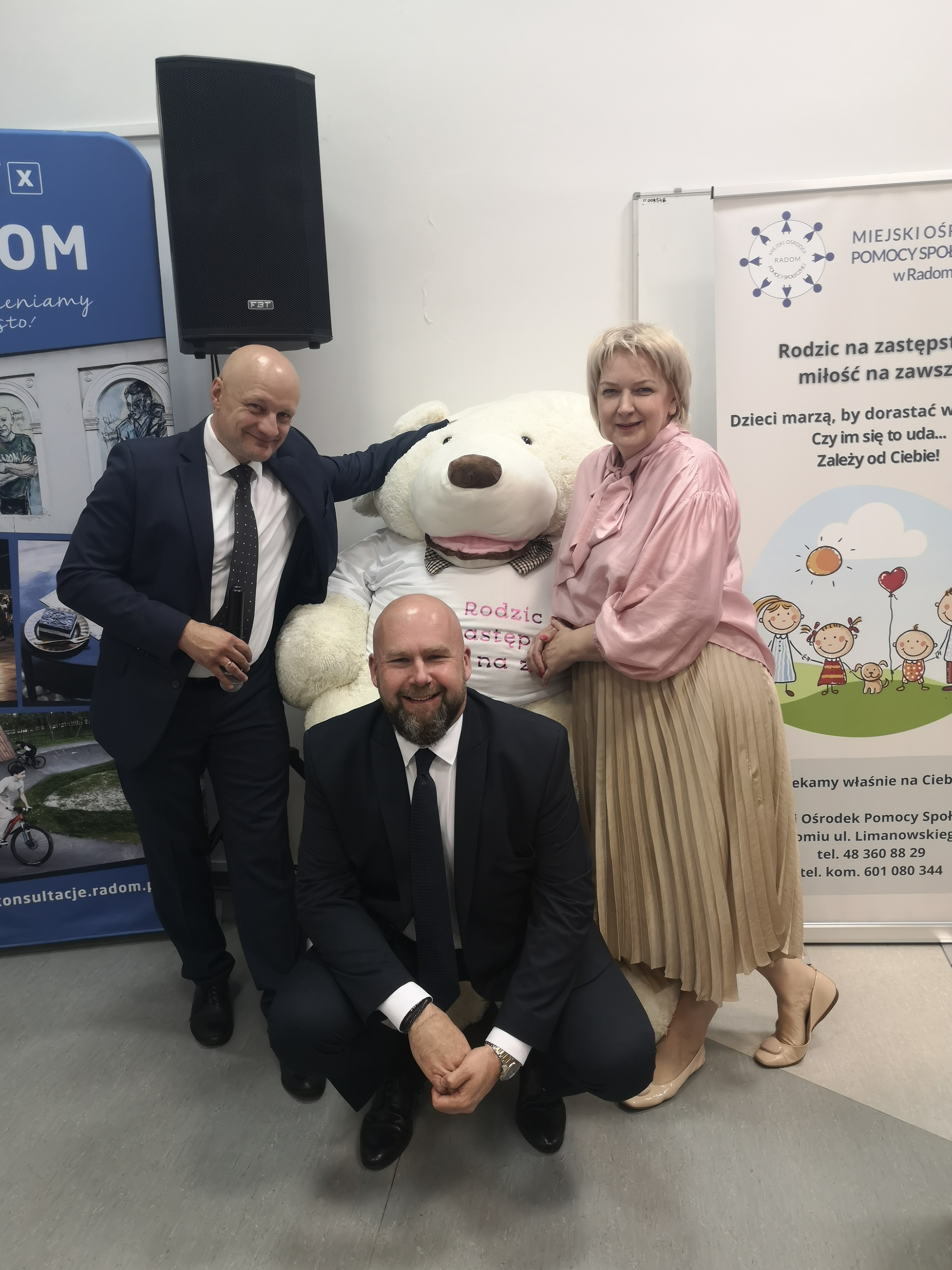 Zdjęcie przedstawia Dyrekcję Miejskiego Ośrodka Pomocy Społecznej w&nbsp;Radomiu z&nbsp;okazji Dnia Rodzicielstwa Zastępczego 2025