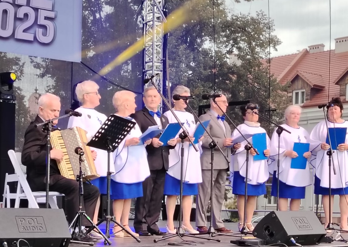 występ senior&oacute;w